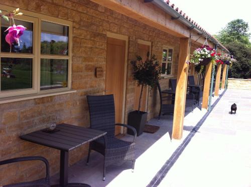 Burton Coggles Bed & Breakfast | The Cholmeley Arms