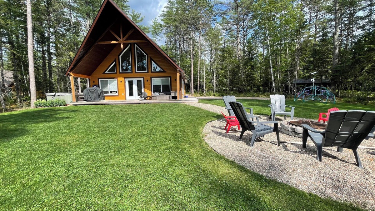 Mansfield-et-Pontefract Ski Chalet | The Chutes Chalet- 4 Season River Front with Hot Tub!