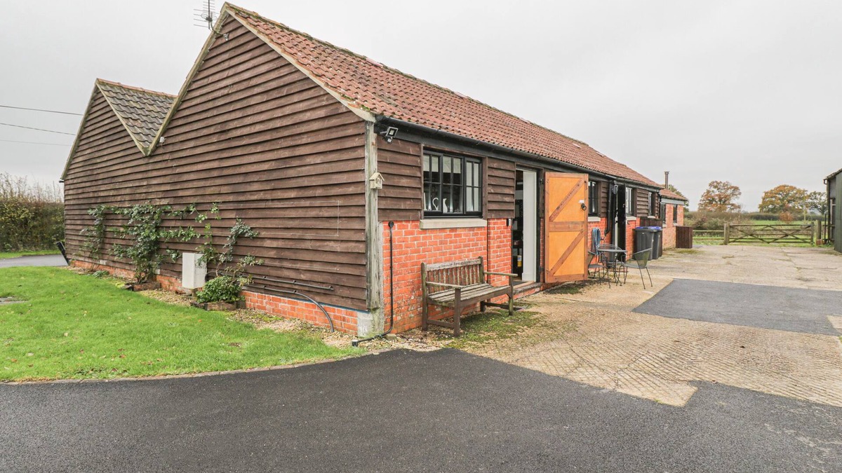 West Knoyle Cottage | THE CIDER BARN, pet friendly, with a garden in West Knoyle