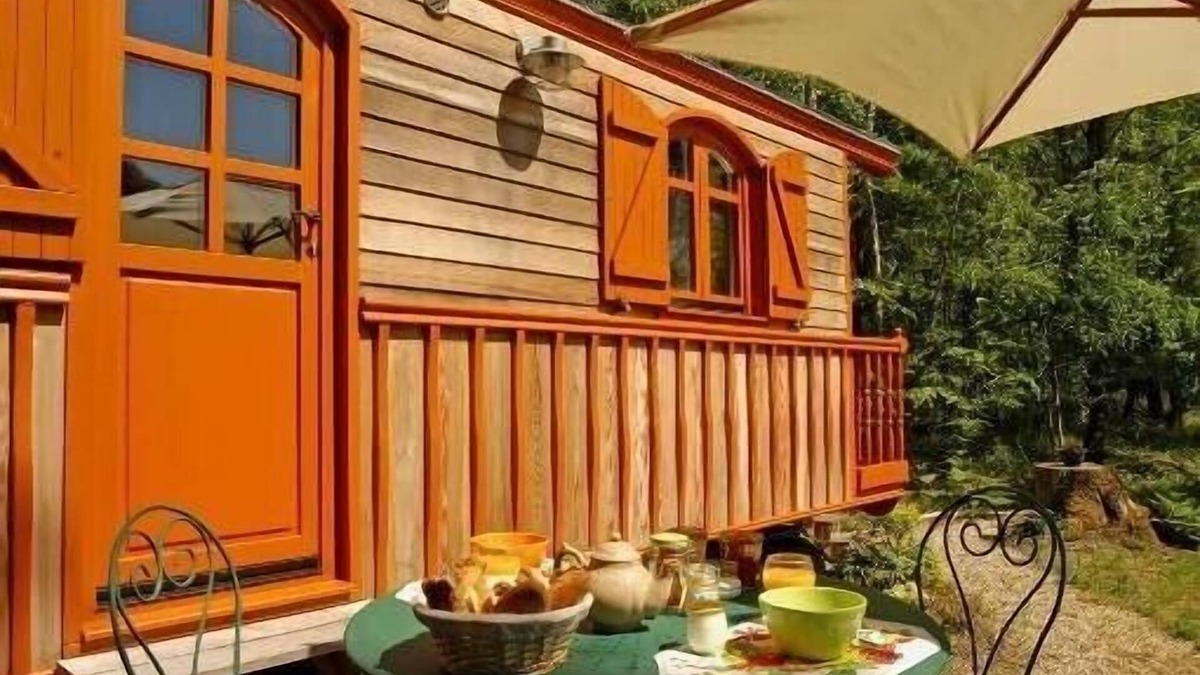 Le Mesnil-Durand Cottage | The CIRCUS ROULOTTE in the Pays d'Auge. The unusual, modern comfort