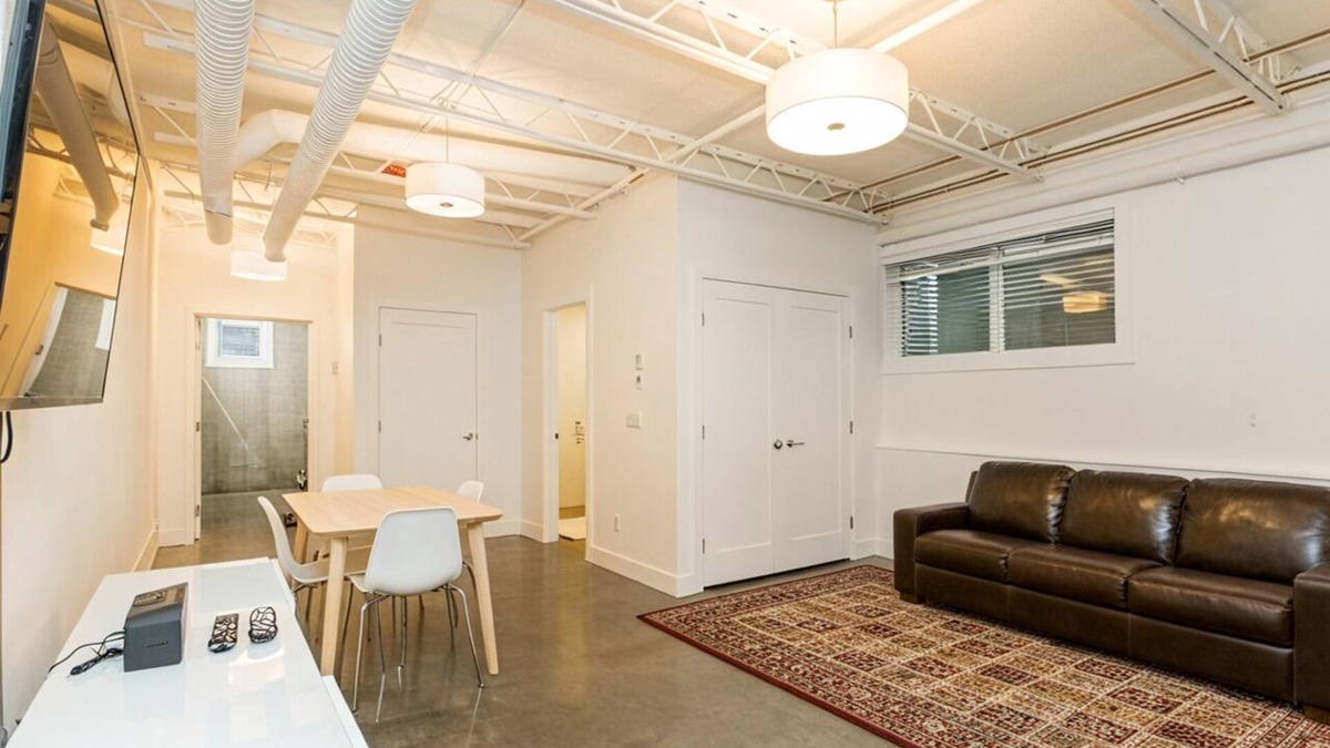 Bridgeland Apartment | The City Haven | Sleeps 4 |