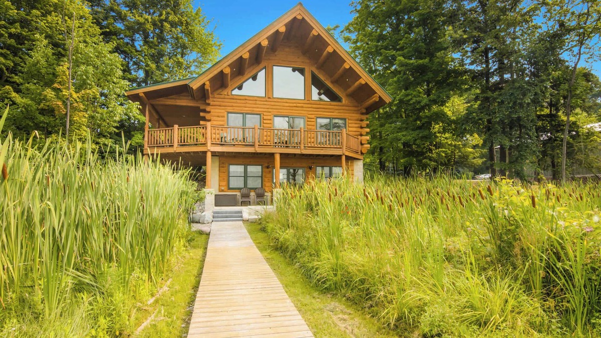 Bellaire House | THE CLAM SHELL Log Home on Clam Lake | Hot Tub!