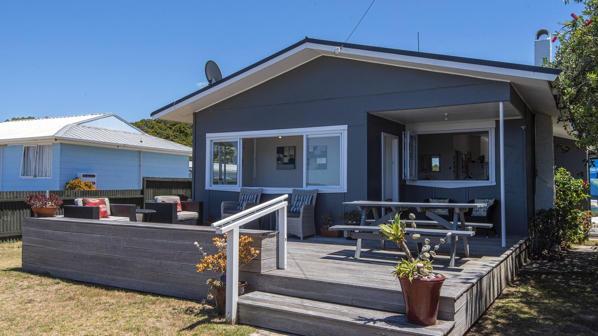 Ngunguru Cottage | The classic Kiwi Bach, love the lifestyle !