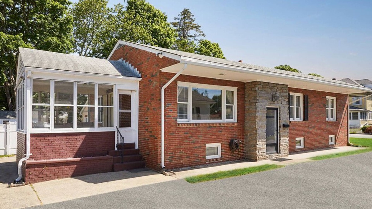 New London House | THE CLASSIC OCEAN BEACH HOUSE: 6 QUEEN 1 SOFA BED
