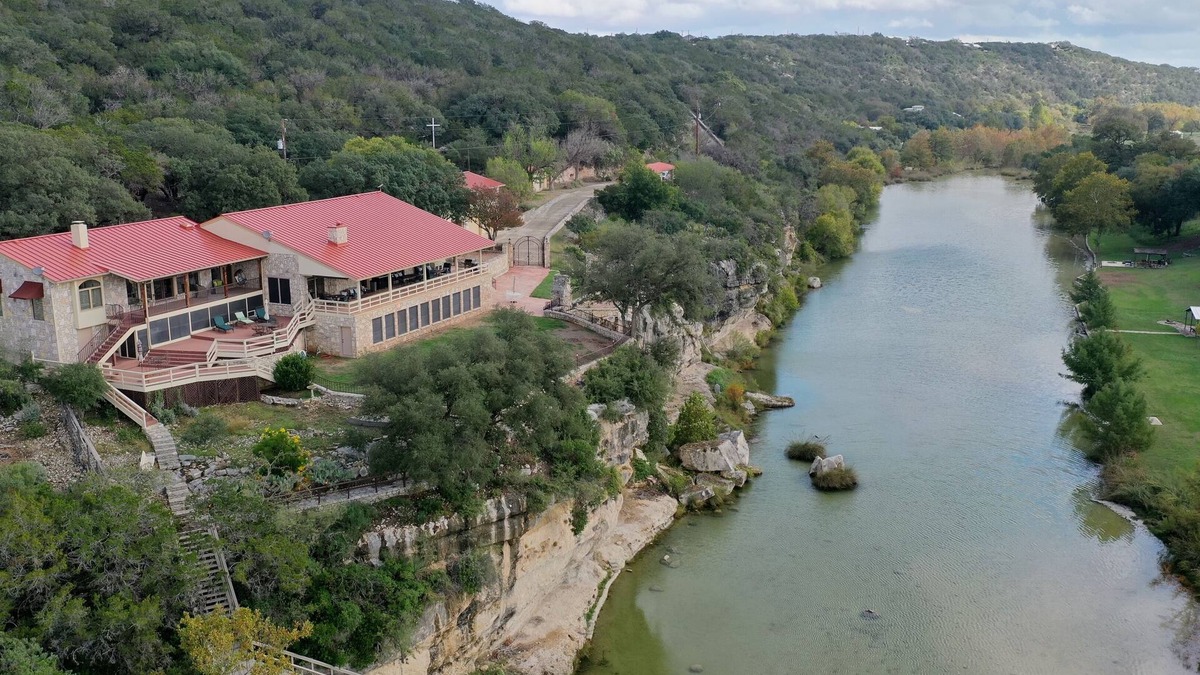 Hunt House | "The Cliff House" Riverfront with incredible views! Sleeps 18!