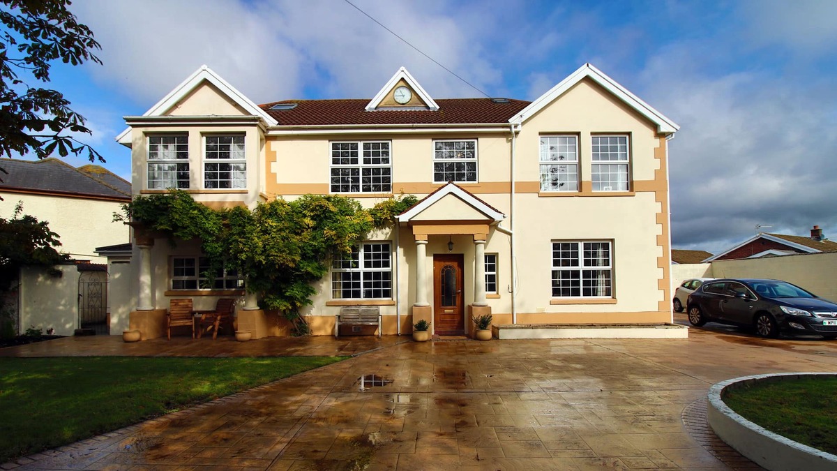 Porthcawl House | THE CLOCK HOUSE, luxury holiday cottage, with hot tub in Nottage