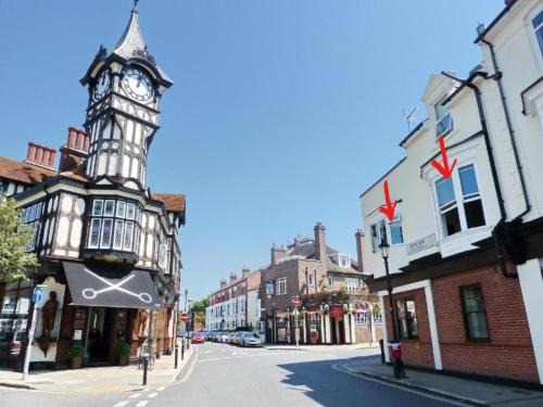 Portsmouth Apartment | The Clock Tower Apartment - Spacious, Modern, 2 Bed Room Apartment , Southsea with Free parking - sleeps 4