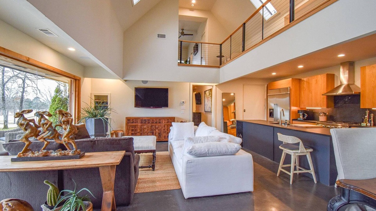 Searcy House | The Clubhouse - On Golf Course - Serene Retreat