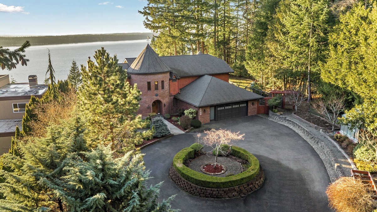 Sunny Shores House | The Clubhouse