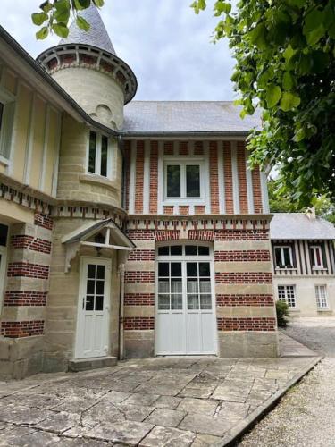 Saint-Come-de-Fresne Apartment | The Coach House