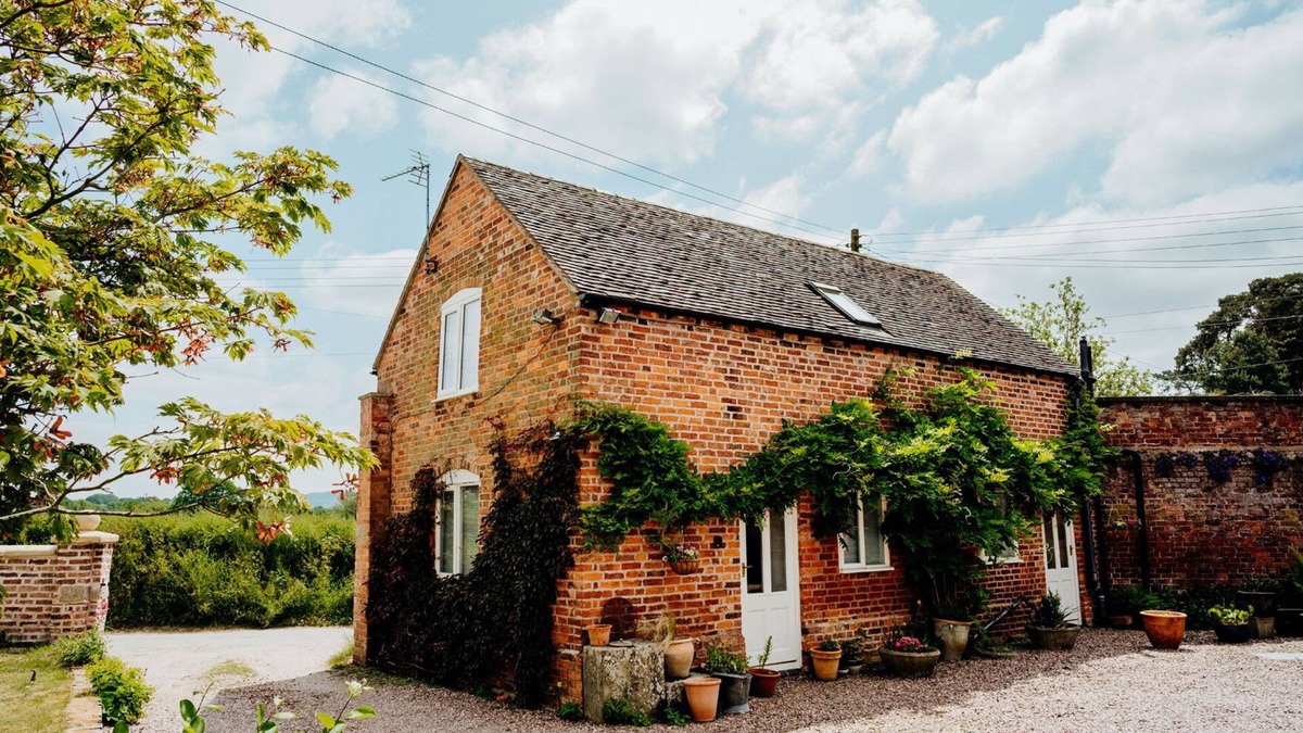 Eaton Mascott Cottage | THE COACH HOUSE BARN, pet friendly, with a garden in Dorrington
