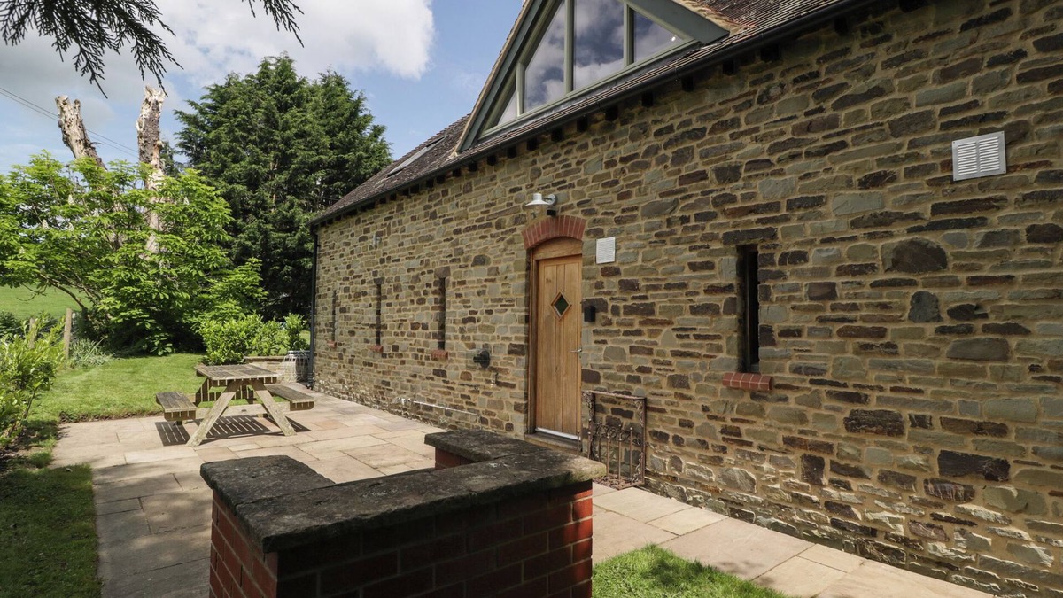 Ludwel Cottage | THE COACH HOUSE, character holiday cottage, with open fire in Ludlow