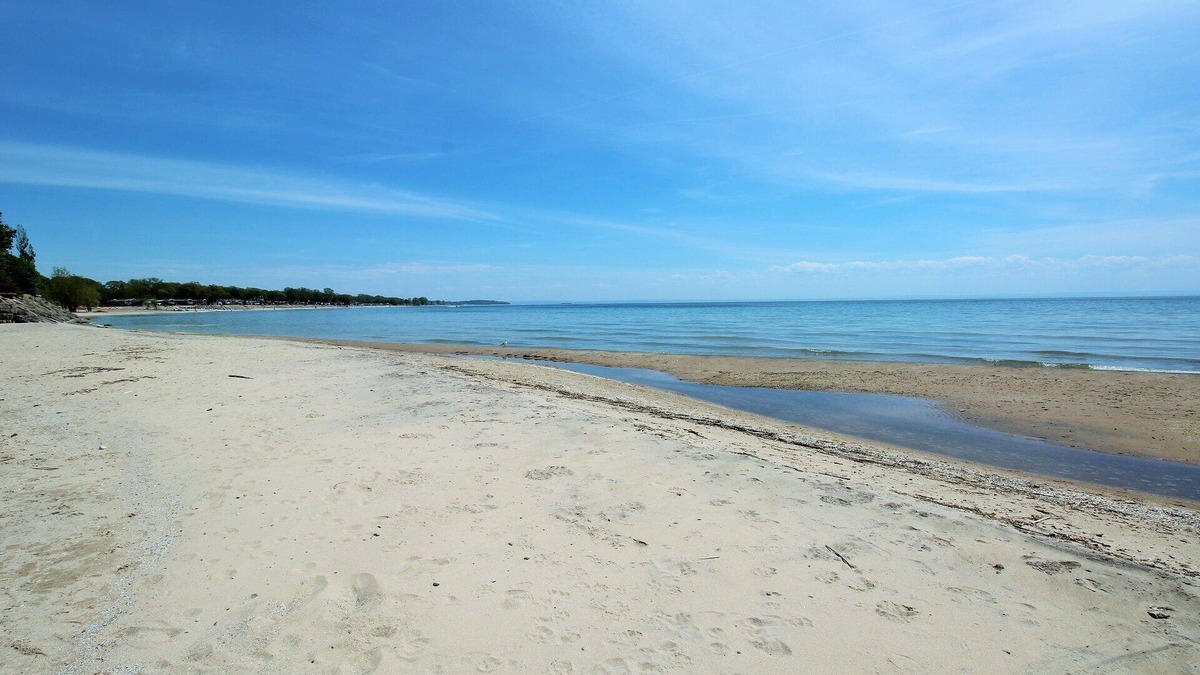 Sherkston Cottage | The Coach House - Nature at its best. Private Beach Access, Creek, Sleeps 4
