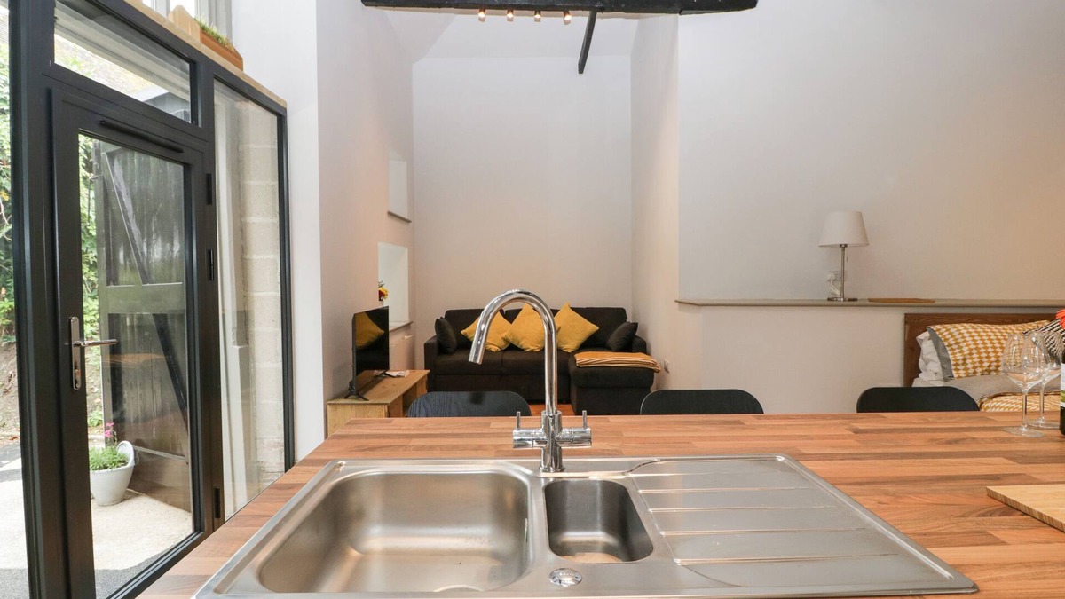 Witchampton Cottage | THE COACH HOUSE, pet friendly, with hot tub in Wimborne Minster