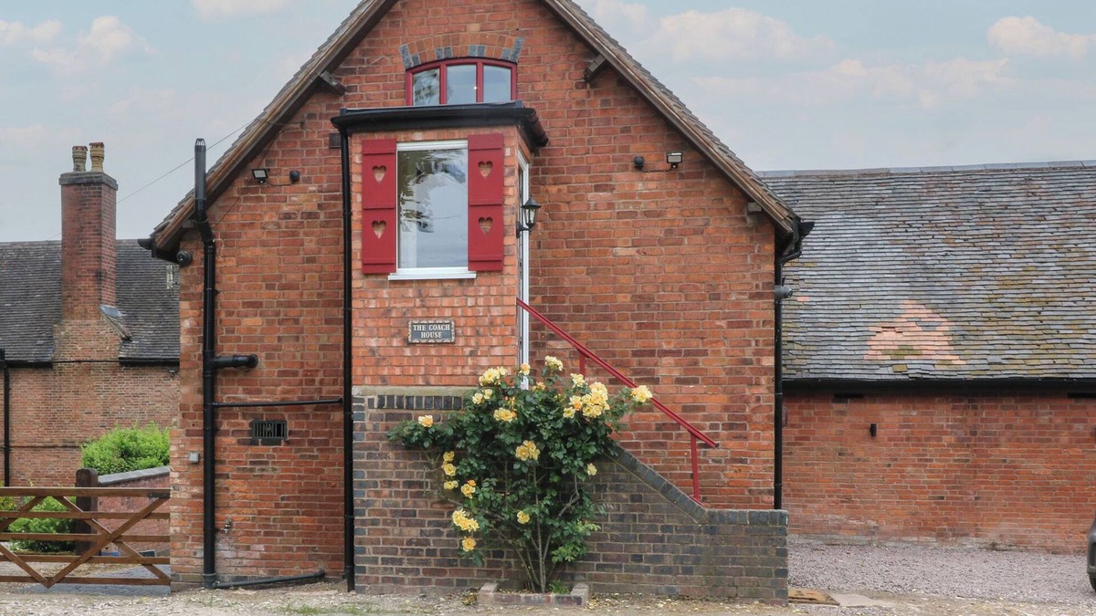 Rosliston Cottage | THE COACH HOUSE, romantic, character holiday cottage in Rosliston
