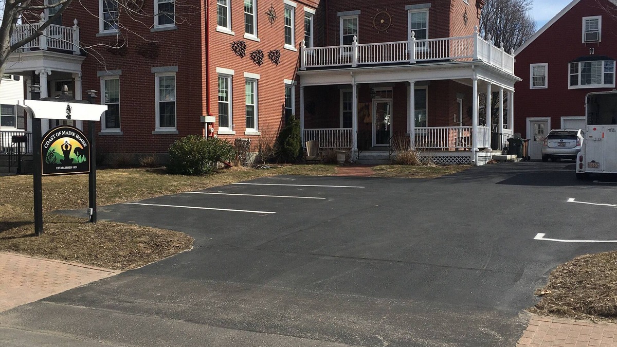 Southern Coast House | The coast of Maine a spacious 10 bedroom home. Equipped with an in ground pool