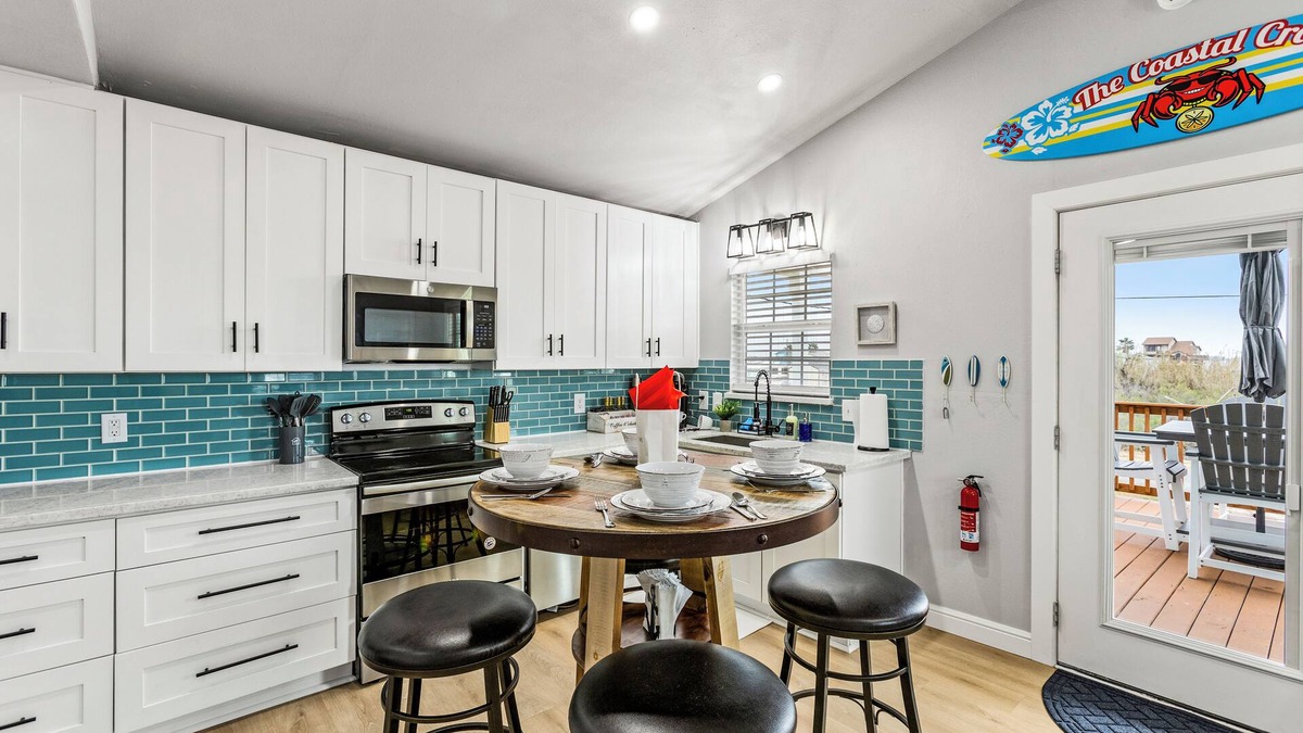 Cedar Lane House | The Coastal Crab-Arcade-Horseshoe-Cornhole-Board Games-WIFI-AC-Coffee