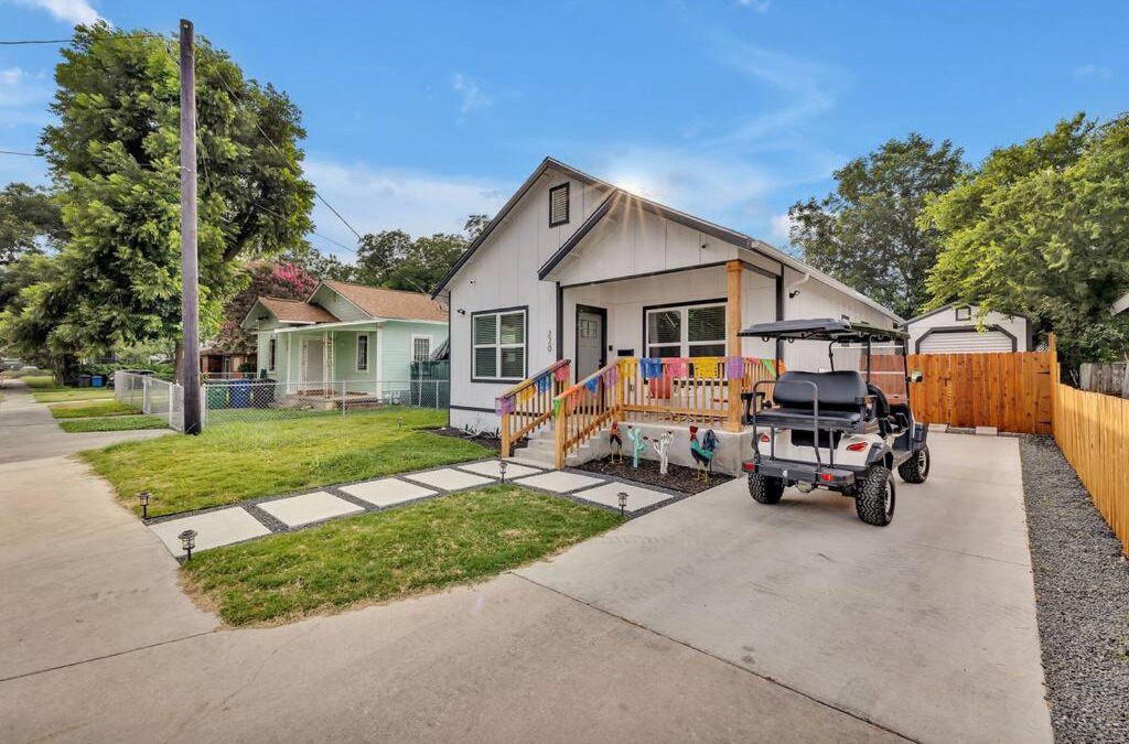 Downtown San Antonio House | The Coco House/Lone Star Dist/Jacuzzi/Golf Cart