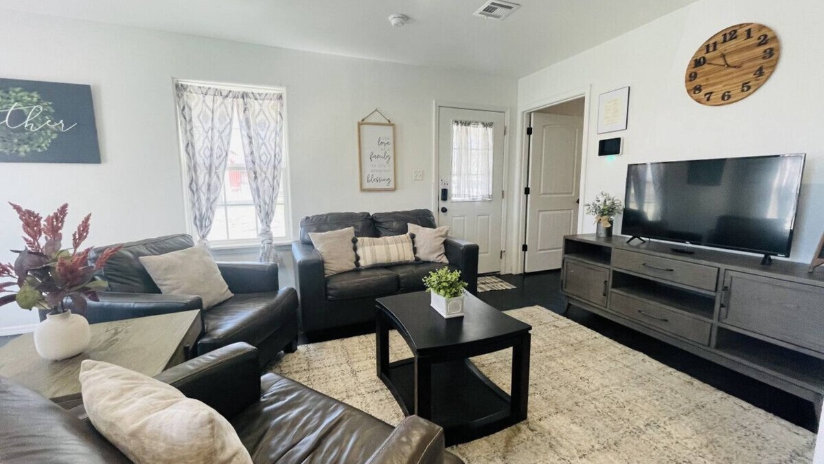 Checotah House | The Coffee House: 1 bedroom unit with free WiFi