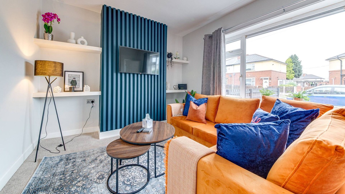 Thurnscoe House | The Colliers Rest: Modern 3 bed home from home with free parking