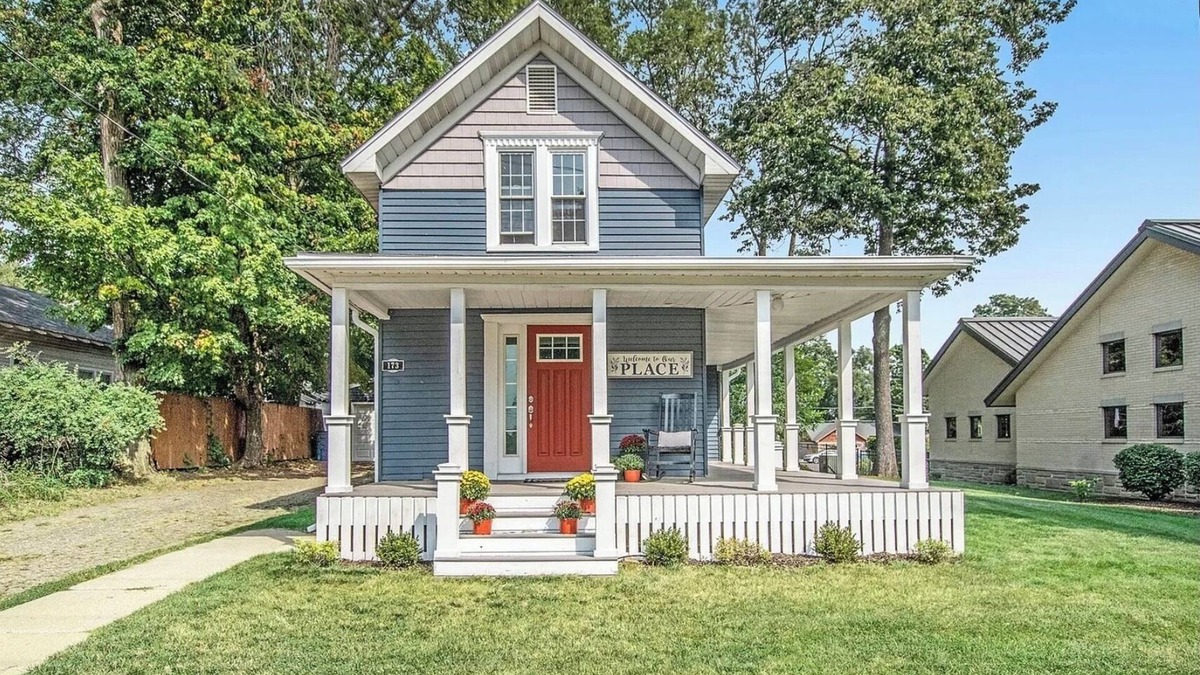 Coloma House | The Coloma Cottage - Historic Charm, Modern Amenities Beach Breweries Wineries