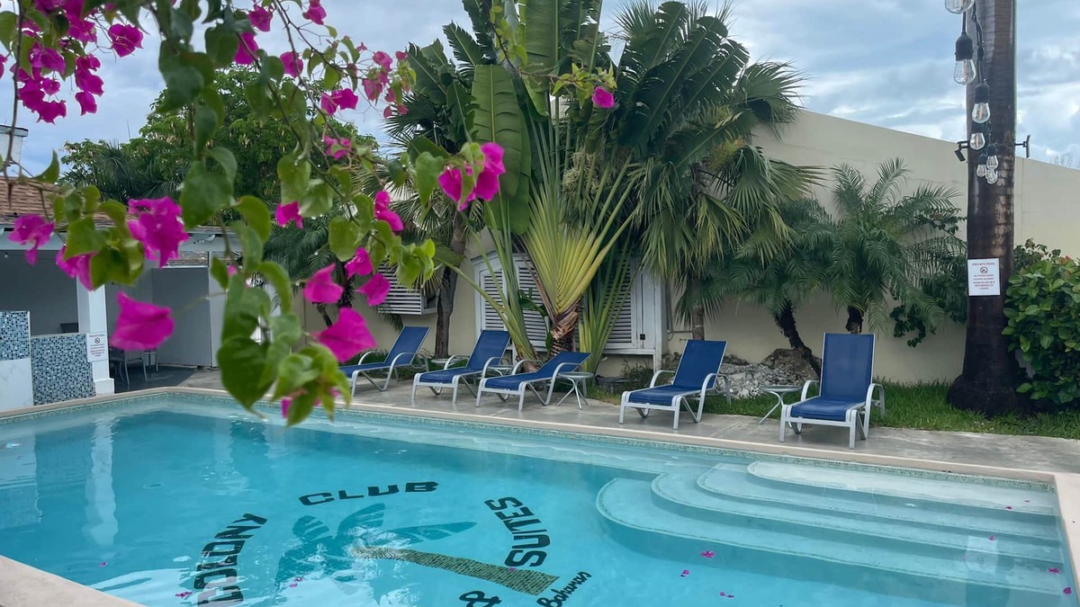 Nassau Hotel | The Colony Club Inn & Suites