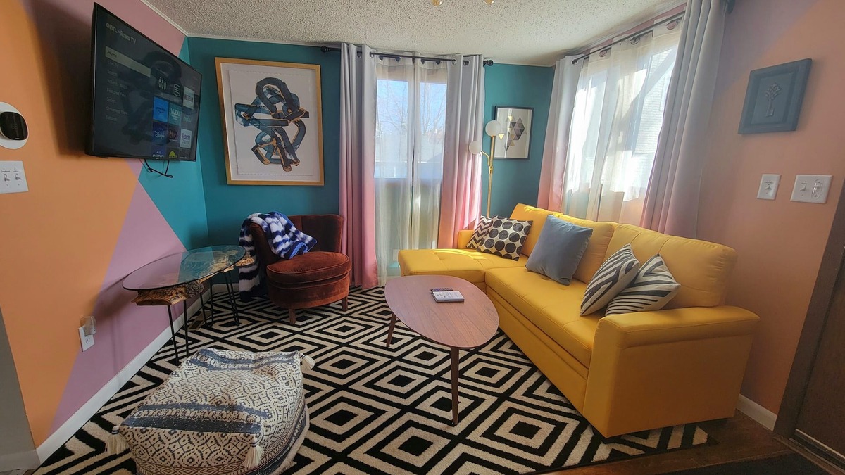 East Side Pioneers House | The Color House/2 Bed, 2 Ba, 1 mi to Mayo Clinic, No Stairs to Entry