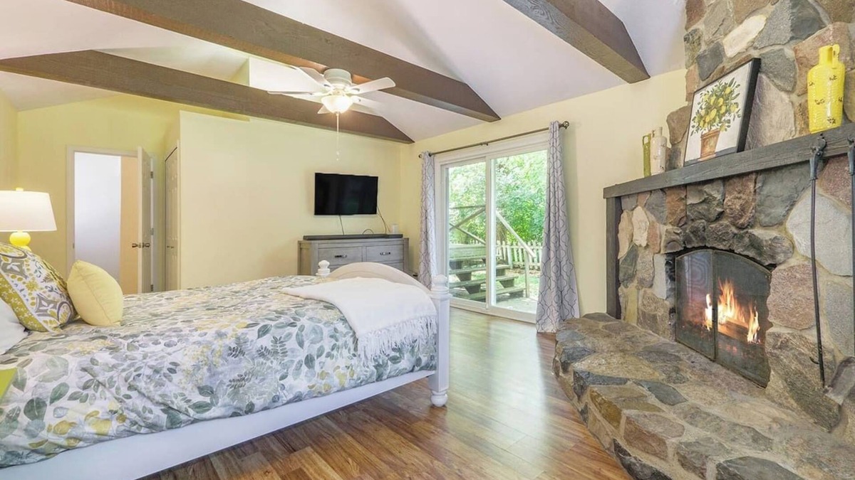 Bryant Pattengill East House | The Colorful Casita, Quiet Ann Arbor Neighborhood, (30 Day Min)