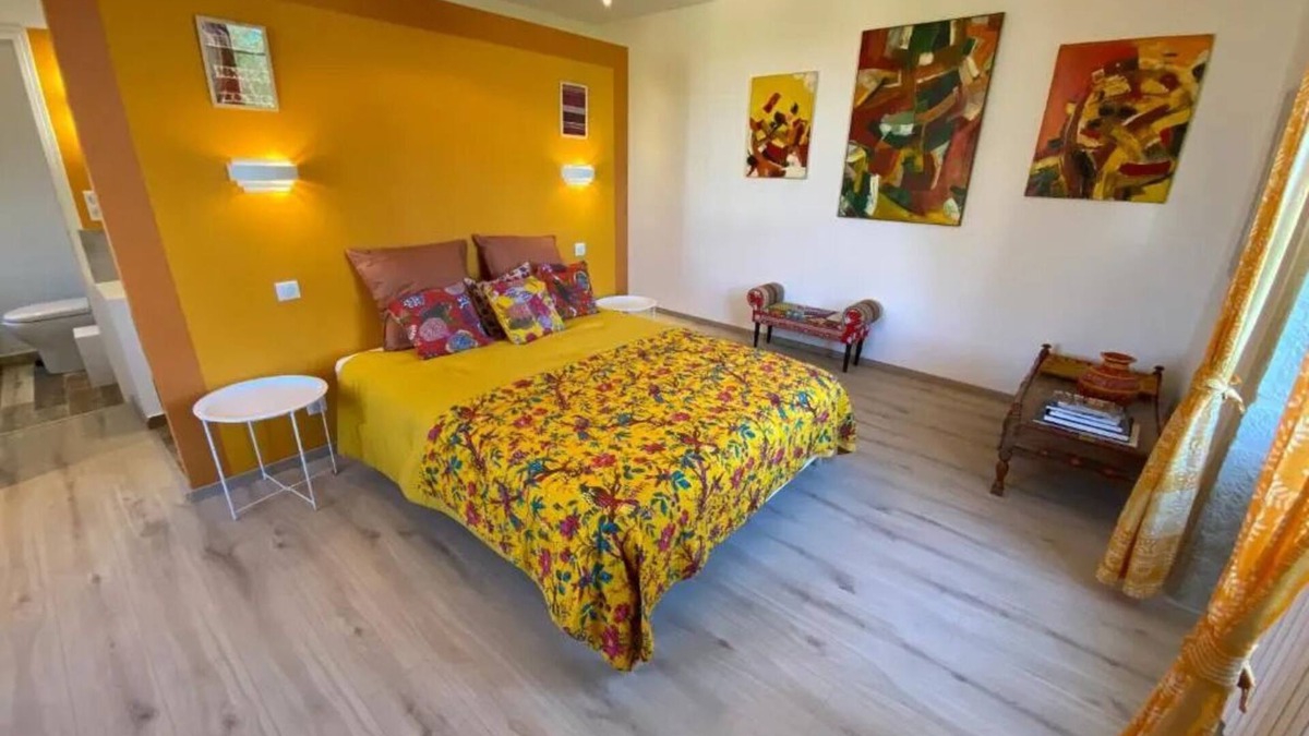 Commarin Bed & Breakfast | The colors of Commarin Chambre Jaune