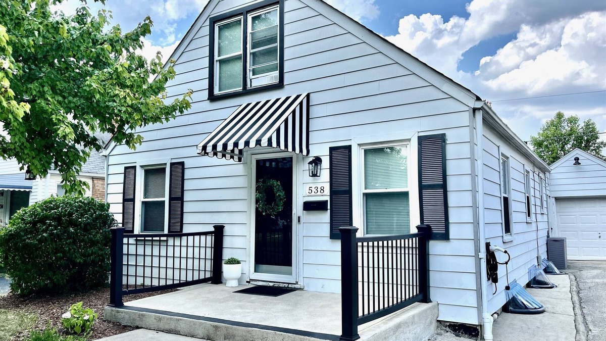 Clintonville House | The Columbus Cape Cod Cottage | 1st Floor Beds!