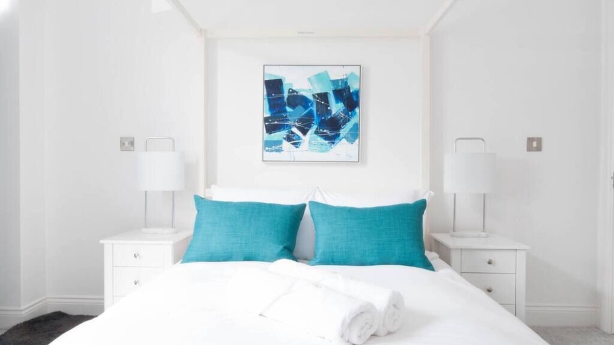 Burton on Trent House | The Comet - 5 separate beds & 3 bathrooms