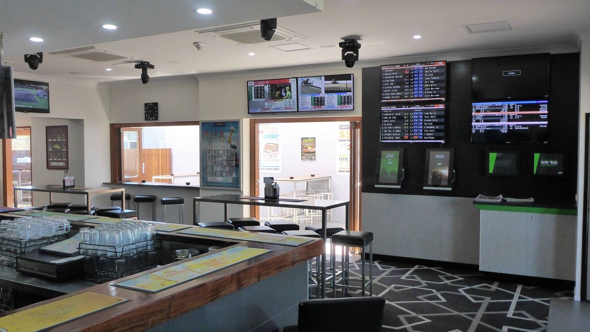 Chinchilla Hotel | The Commercial Hotel Motel