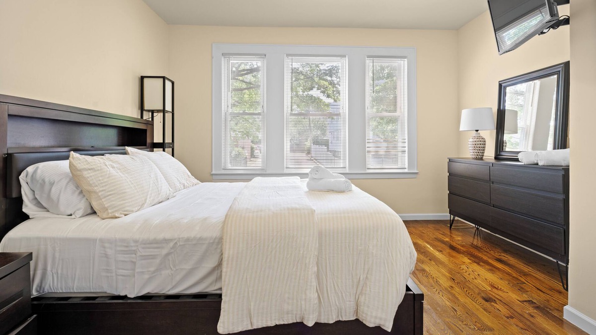 Ampere Apartment | "The Commuter's Dream: Apartment close to NYC"