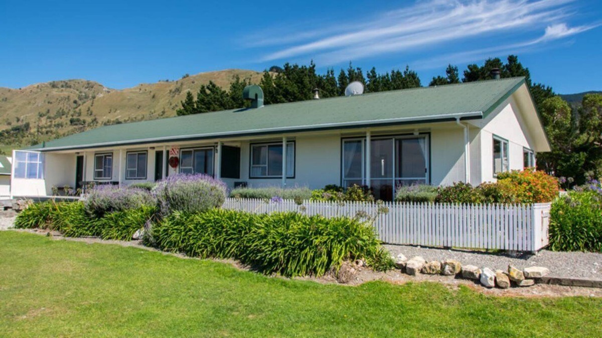 Glenburn House | The Cookhouse is a large group accommodation that has a gorgeous outlook to sea.