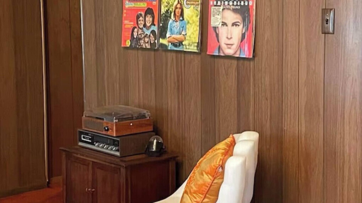Hamden Apartment | The Cool Cat is a spacious two bedroom 70's themed apartment located in Hamden,