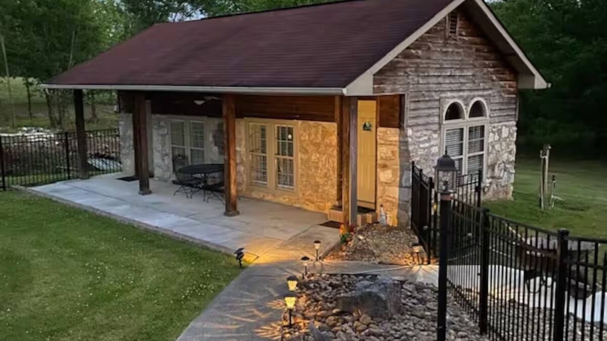 Seymour House | The Coop: 25-30 minutes from Smokies-pool access