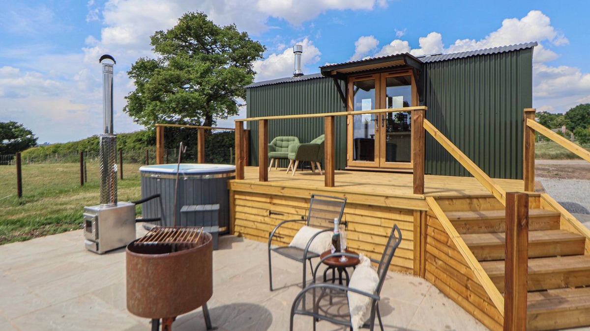 Sugnall Cottage | THE COOP, pet friendly, with hot tub in Woore