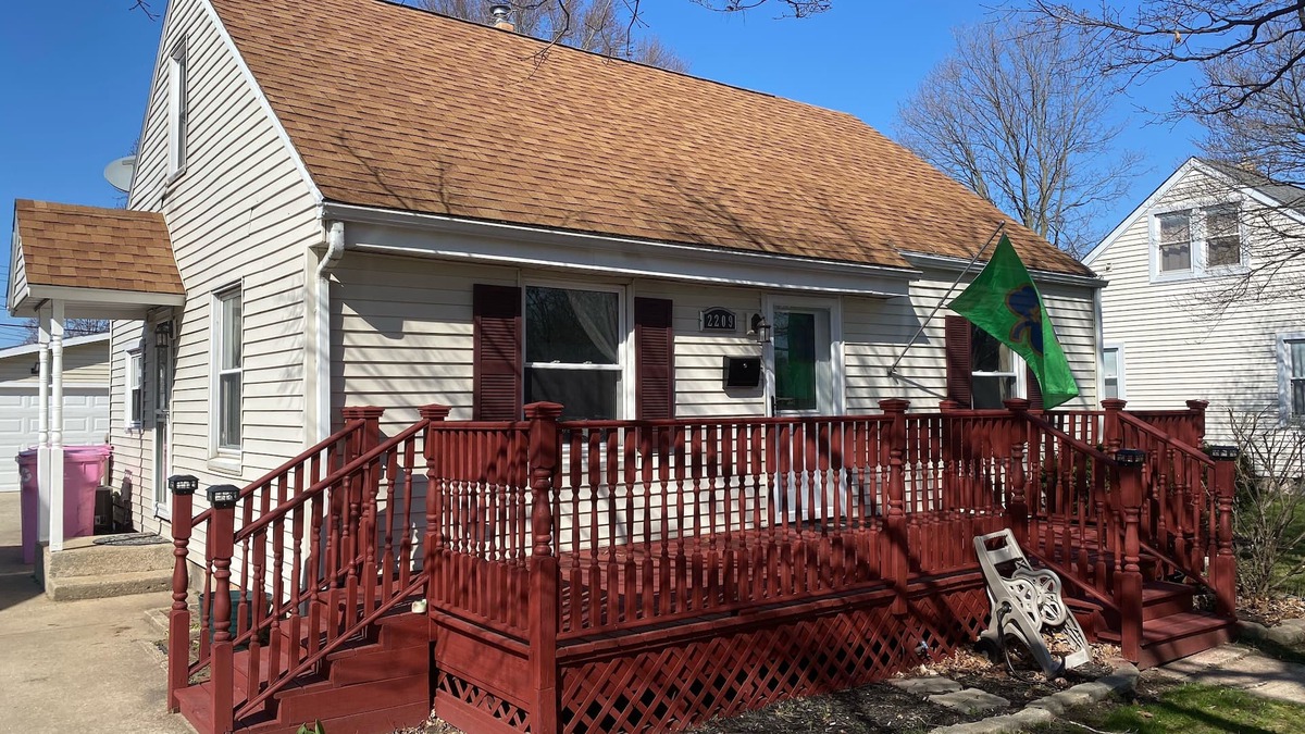 South Bend House | The Corby House- 3 bedrooms, pool table & hot tub!