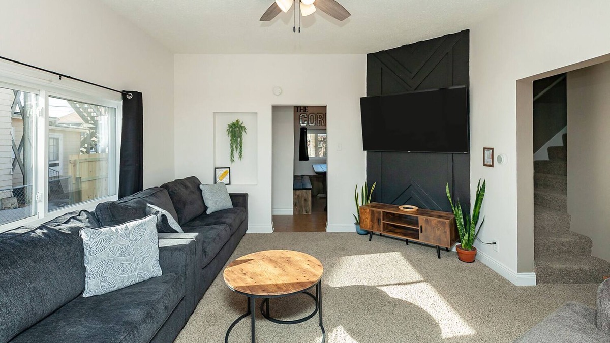 Des Moines House | The CORN CRIB: Spa - Game Room - BBQ - Office - DOWNTOWN - Sleeps 14