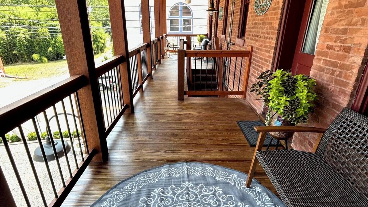 Freeman Apartment | The Corner Sweets, A Spacious 6-bedroom apartment with WiFi, in lovely Bramwell