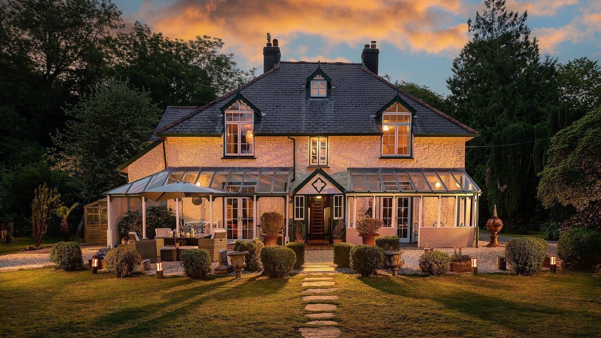Laugharne Cottage | The Cors Country House - sleeps 10 guests in 5 bedrooms