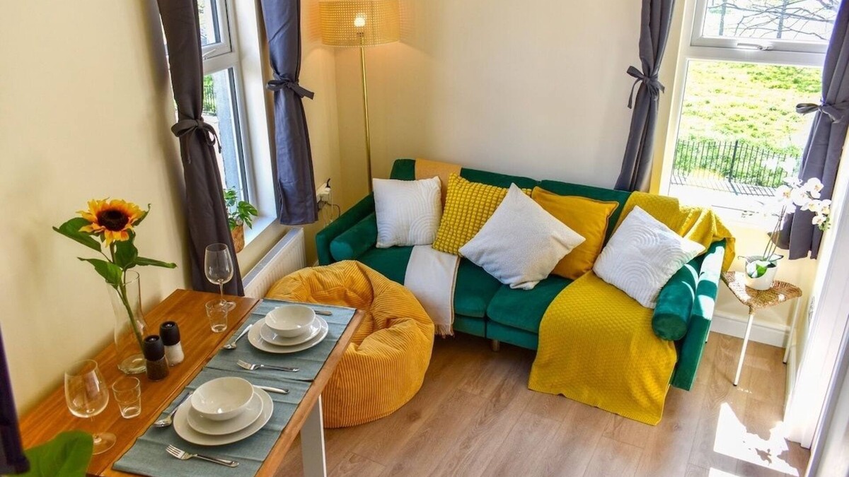 Plaistow Apartment | The Cosy Corner Flat: Canning Town