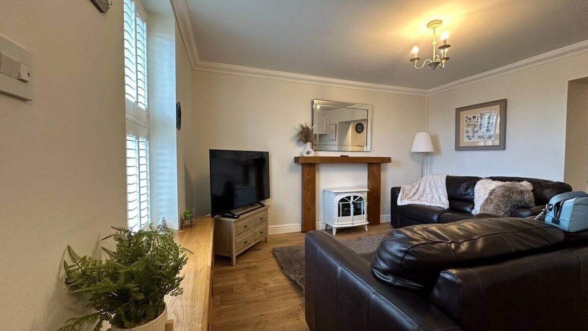 Llantrisant House | The Cosy Cottage Retreat! Long Stay Discounts
