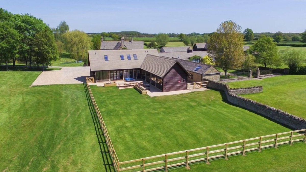Carterton House | The Cotswold Manor Court, Exclusive Hot Tub, Games Barn, 70 acres of Parkland
