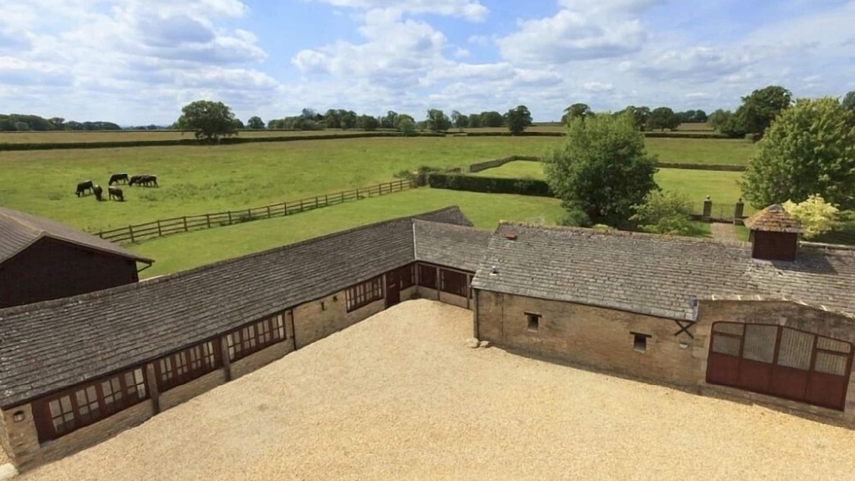 Carterton House | The Cotswold Manor House, Exclusive Hot Tub, Games Barn, 70 acres of Parkland