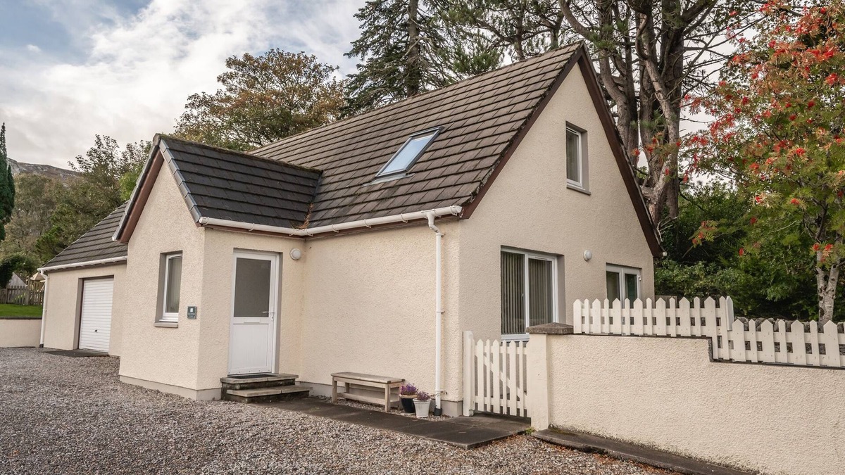 Poolewe Cottage | THE COTTAGE AT CORRINESS HOUSE, character holiday cottage in Poolewe