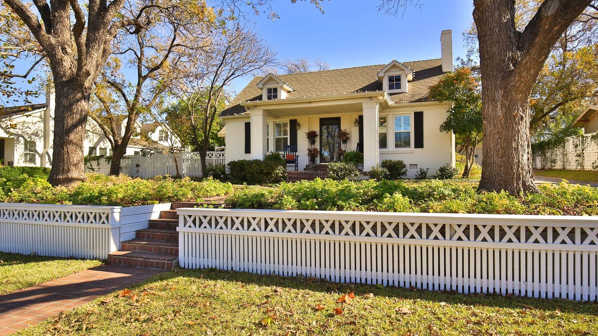 Sayles Blvd. Area House | The Cottage at Eleven09-A Fine Guest Experience in Historic Abilene