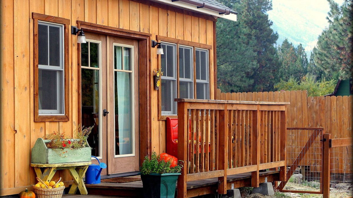 Hamilton Cottage | The Cottage at Farmstead Hollow; Warm and Cozy Retreat 2 miles West of Hamilton