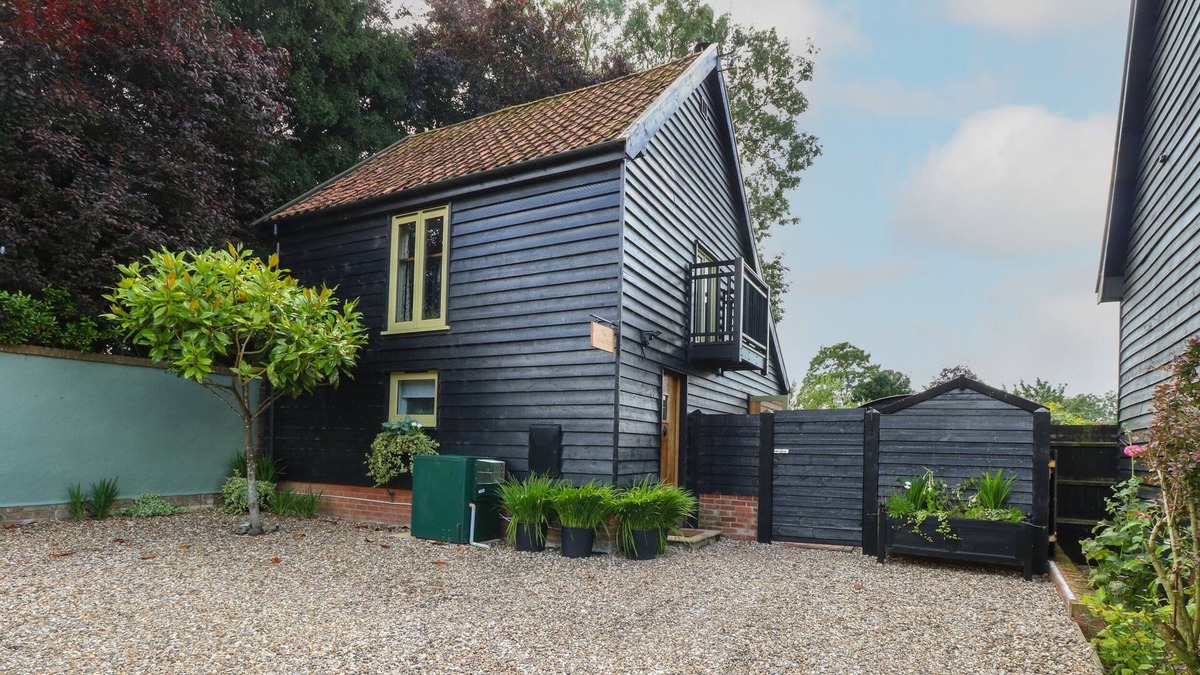 Diss Cottage | THE COTTAGE BARN, romantic, character holiday cottage in Rickinghall