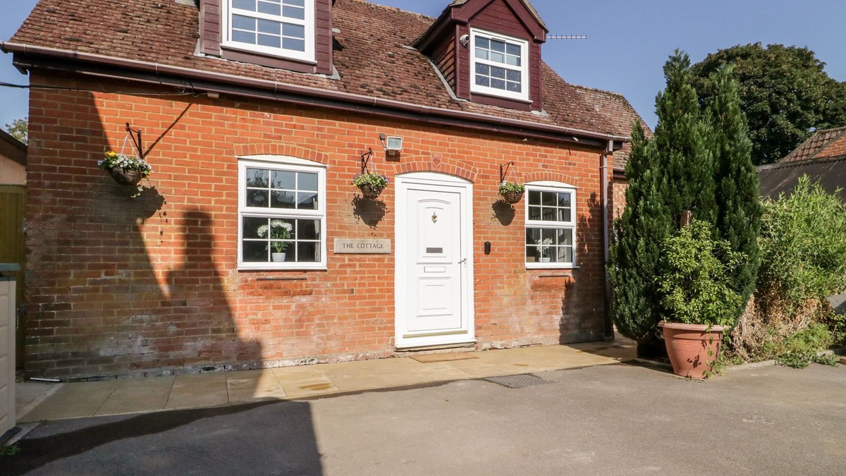 Middle Winterslow Cottage | THE COTTAGE, family friendly, with open fire in Winterslow